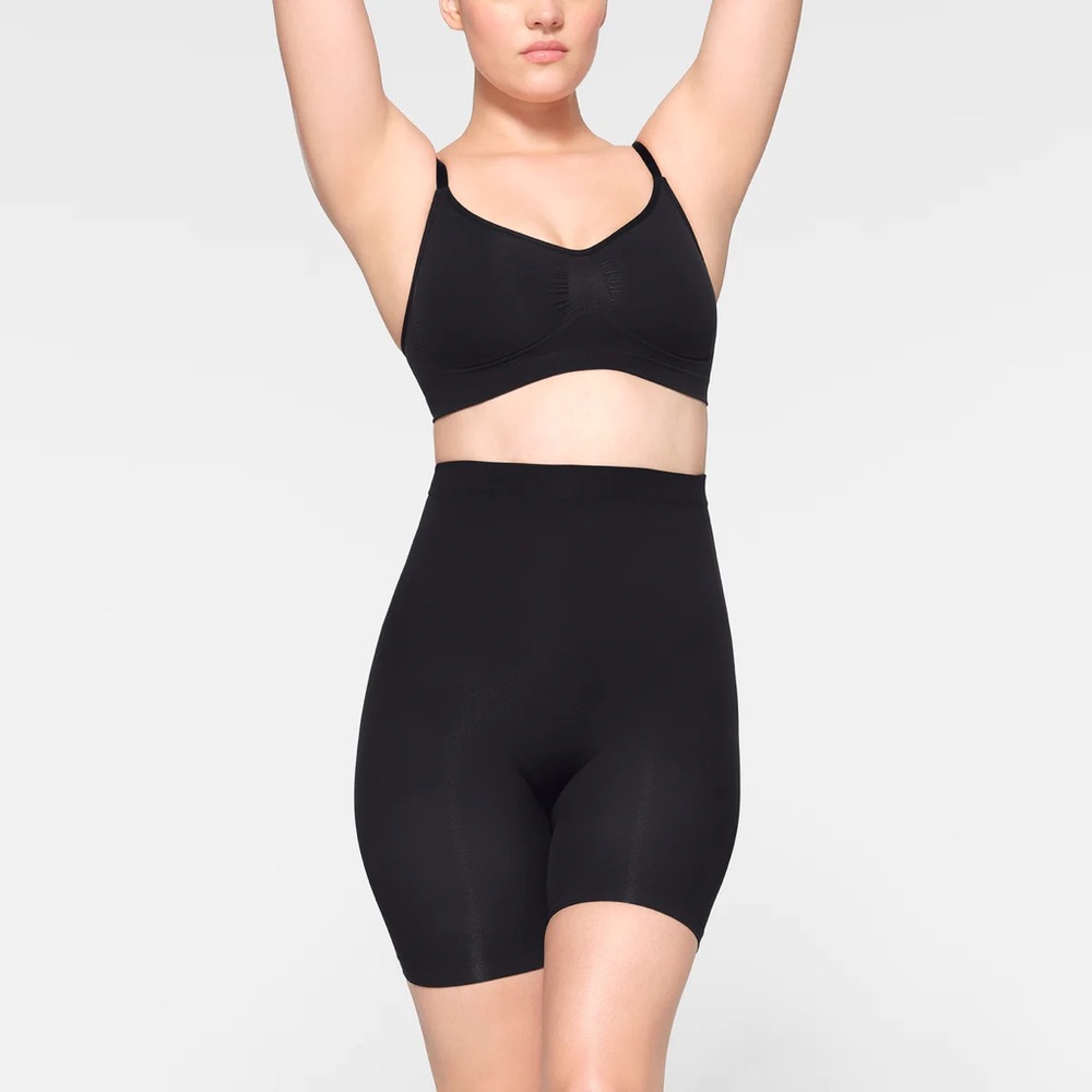 NWOT SKIMS Mid Thigh Sculpting Short